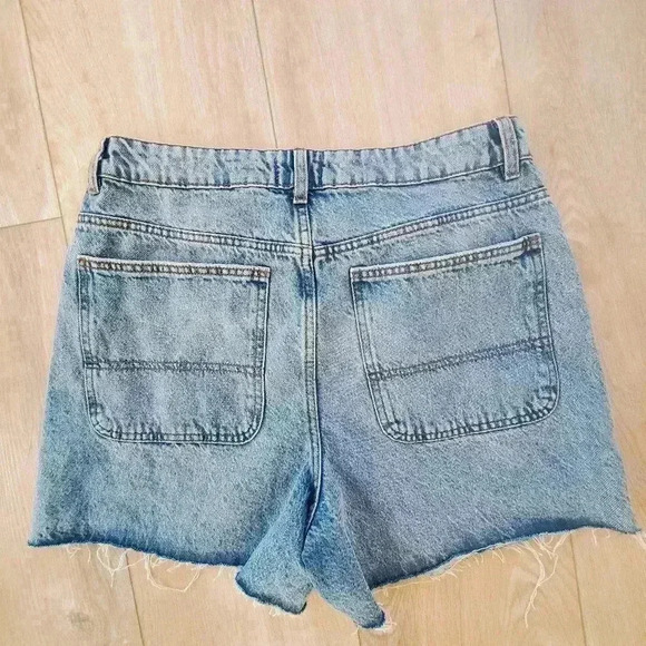 Pretty Little Thing Boyfriend Shorts Tall Vintage Mid Wash Raw Hem Size 8 NWT - Picture 2 of 3